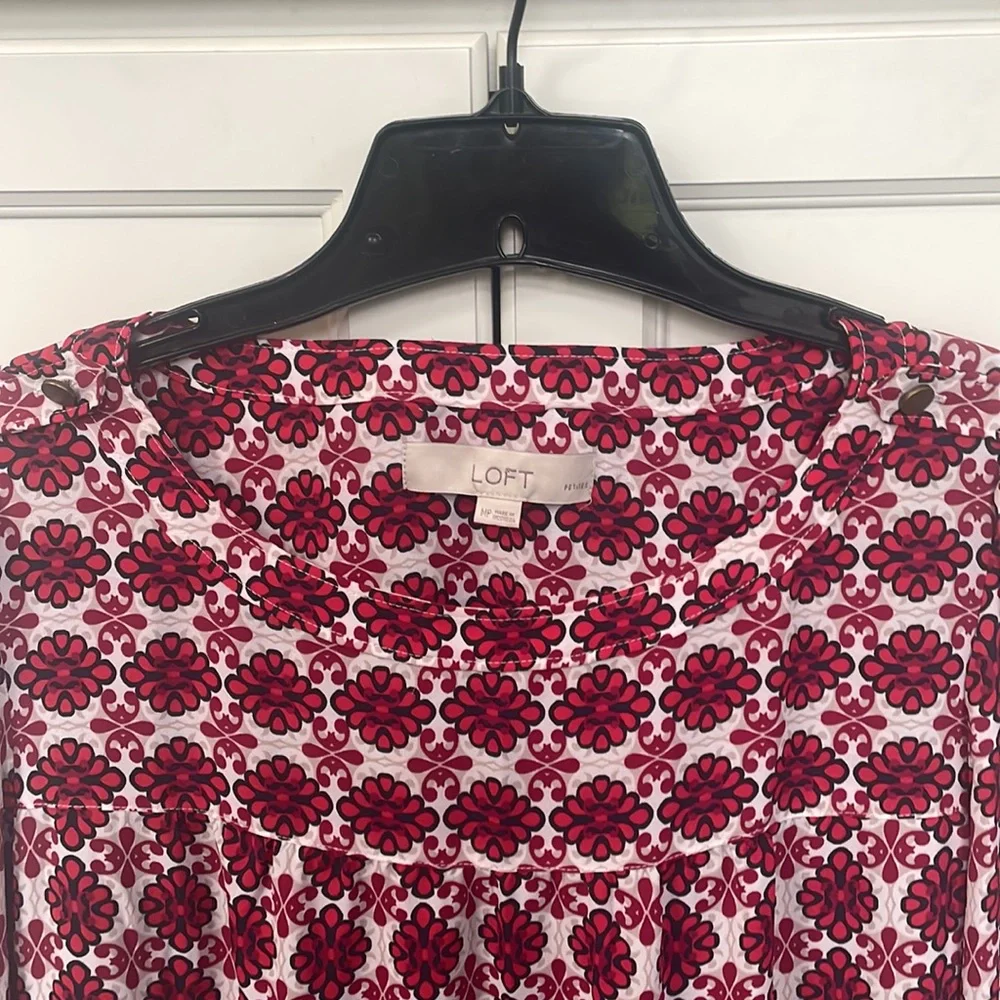 Loft red and navy blouse Medium petite - Picture 2 of 7